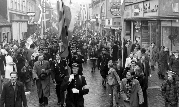 Politistyrken marcherer i Søndergade, 5. maj 1945