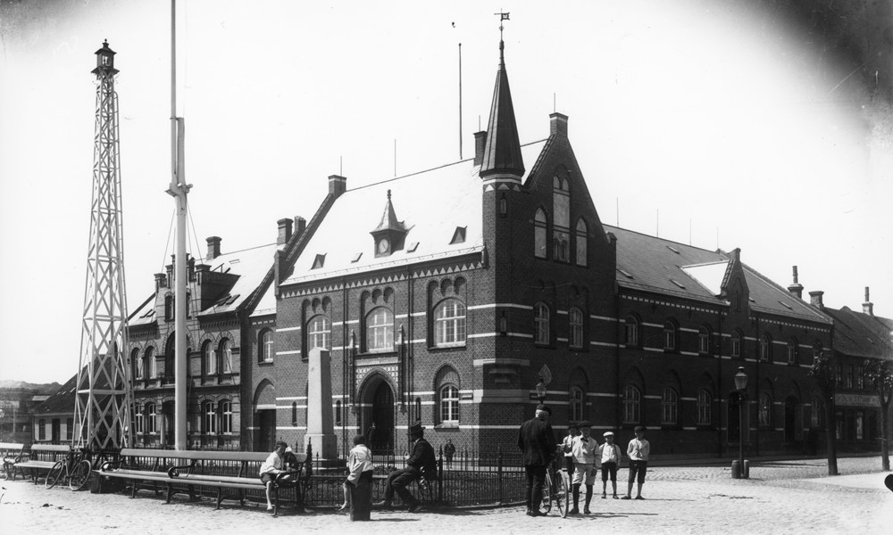 Vejle Toldkammer set fra Havnepladsen, 1909 og 2021 - Før