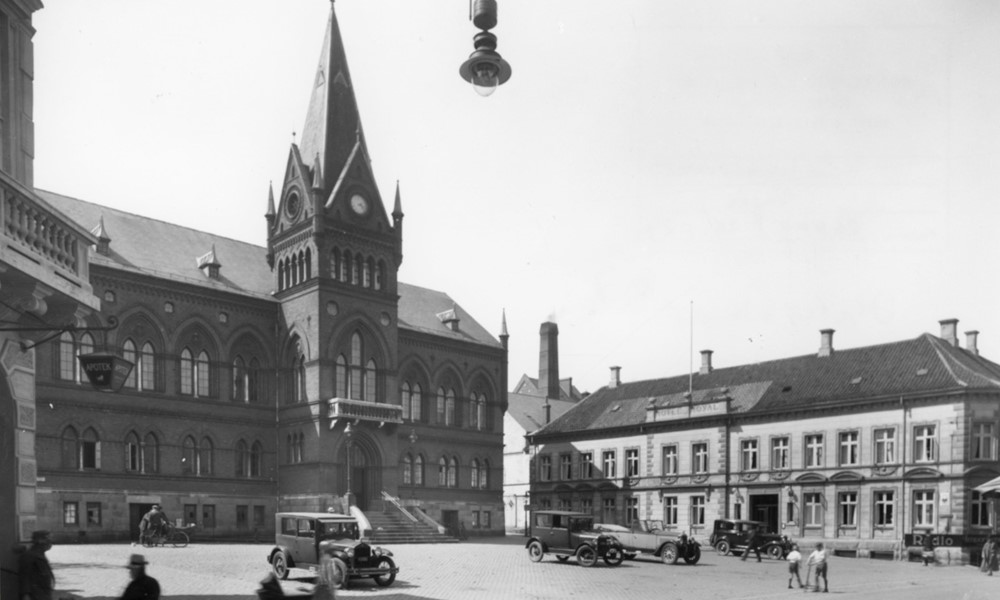 Rådhustorvet, 1890'erne og 1920'erne - Nu