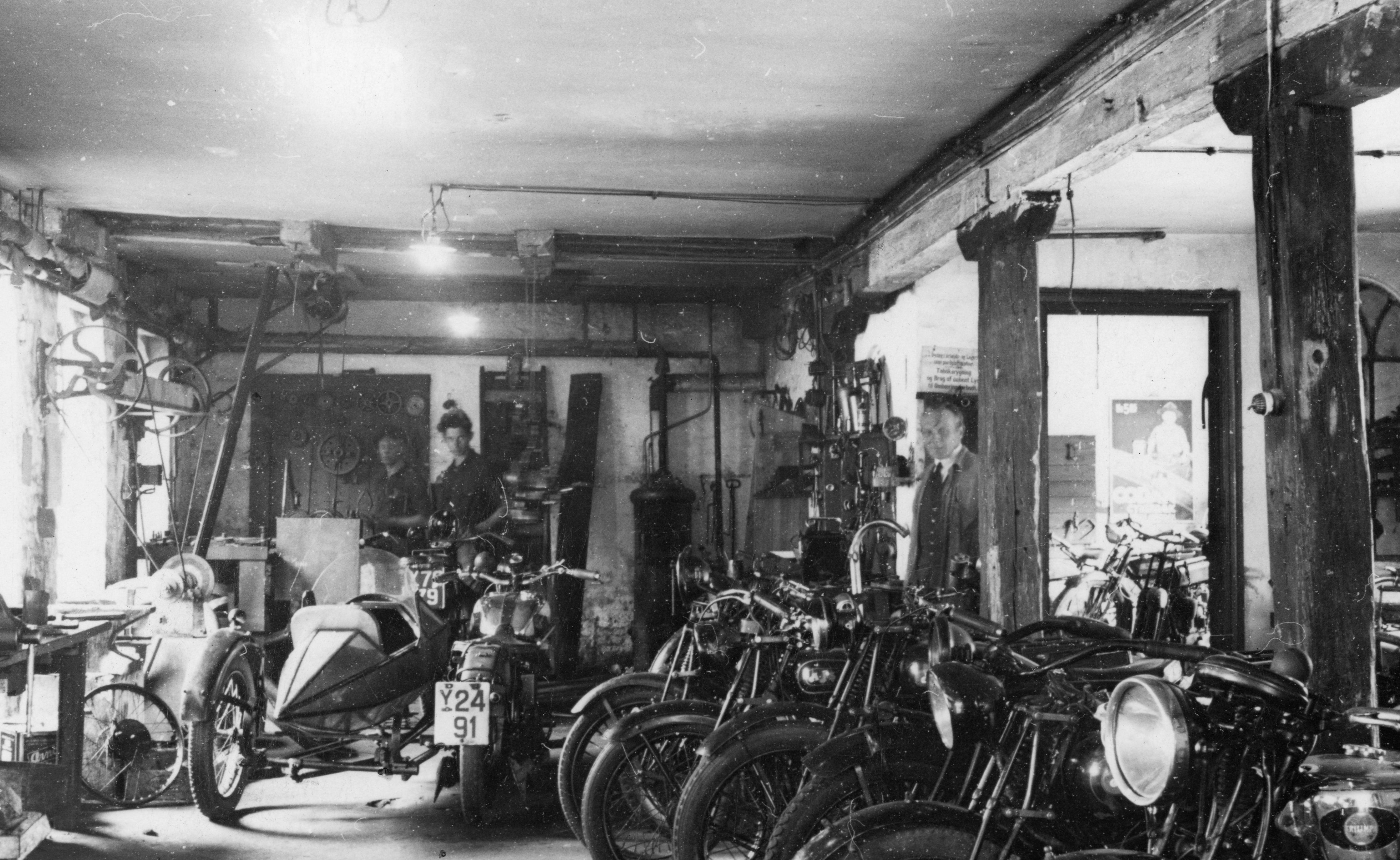 Nielsens motorcykelværksted i Skovgade, 1932